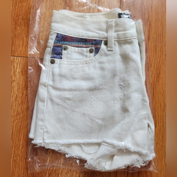 Levi's Retro Vintage Style White Jean Shorts Like New Size 0 - Rare Boho Aztec - Picture 2 of 9